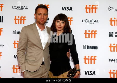 Toronto, Canada. 09Th Sep 2016. Acteur Ewan McGregor et sa femme Eve Mavrakis arrivent à la première de Pastorale américaine au cours de la 41e Festival International du Film de Toronto, TIFF, à Princess of Whales Theatre de Toronto, Canada, le 09 septembre 2016. Photo : Hubert Boesl - AUCUN FIL - SERVICE/dpa/Alamy Live News Banque D'Images