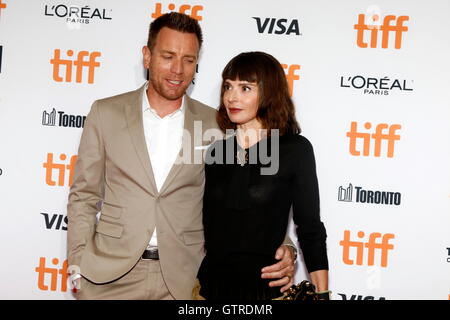 Toronto, Canada. 09Th Sep 2016. Acteur Ewan McGregor et sa femme Eve Mavrakis arrivent à la première de Pastorale américaine au cours de la 41e Festival International du Film de Toronto, TIFF, à Princess of Whales Theatre de Toronto, Canada, le 09 septembre 2016. Photo : Hubert Boesl - AUCUN FIL - SERVICE/dpa/Alamy Live News Banque D'Images