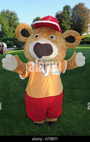 Tutzing, Allemagne. 10 Sep, 2016. La mascotte "Bolli Bear' de la Fondation Michael Roll vu au début de l'Tabaluga Golf Cup à l'appui de la Fondation à la Michael Roll 6e Club de golf sur le Lac de Starnberg dans Tutzing, Allemagne, 10 septembre 2016. Photo : URSULA DUEREN/dpa/Alamy Live News Banque D'Images