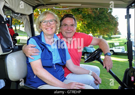 Tutzing, Allemagne. 10 Sep, 2016. Elmar Wepper acteur et son épouse Anita ride ina chariot de golf à l'Tabaluga Golf Cup à l'appui de la Fondation à la Michael Roll 6e Club de golf sur le Lac de Starnberg dans Tutzing, Allemagne, 10 septembre 2016. Photo : URSULA DUEREN/dpa/Alamy Live News Banque D'Images