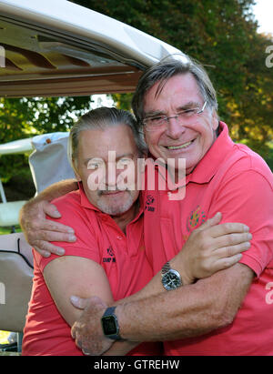 Tutzing, Allemagne. 10 Sep, 2016. Singer Johnny Logan (L) et l'acteur Elmar Wepper posent à l'Tabaluga Golf Cup à l'appui de la Fondation à la Michael Roll 6e Club de golf sur le Lac de Starnberg dans Tutzing, Allemagne, 10 septembre 2016. Photo : URSULA DUEREN/dpa/Alamy Live News Banque D'Images