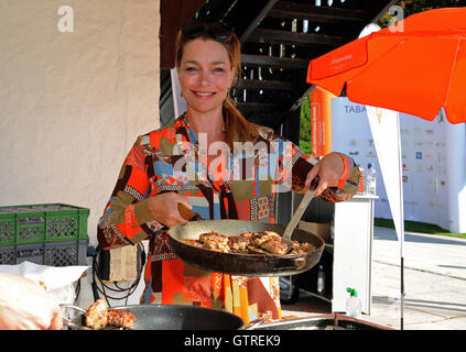 Tutzing, Allemagne. 10 Sep, 2016. Aglaia Szyszkowitz actrice autrichienne hamburgers rôtis à l'Tabaluga Golf Cup à l'appui de la Fondation à la Michael Roll 6e Club de golf sur le Lac de Starnberg dans Tutzing, Allemagne, 10 septembre 2016. Photo : URSULA DUEREN/dpa/Alamy Live News Banque D'Images