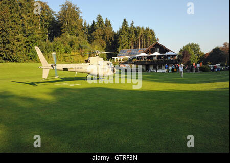 Tutzing, Allemagne. 10 Sep, 2016. Un hélicoptère qui a amené les joueurs à partir des trous vu à l'Tabaluga Golf Cup à l'appui de la Fondation à la Michael Roll 6e Club de golf sur le Lac de Starnberg dans Tutzing, Allemagne, 10 septembre 2016. Photo : URSULA DUEREN/dpa/Alamy Live News Banque D'Images