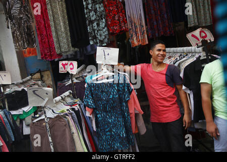 Le Caire, Égypte. 12Th Mar, 2016. Un vendeur attend les clients à un marché local au Caire, en Égypte, le 5 septembre 2016. Wekalet el-Balah, un marché local en Egypte Le Caire, la capitale est sans doute la destination préférée pour des millions de pauvres et de classe moyenne égyptiens qui cherchent des vêtements de seconde main. Cependant, le marché, qui permet d'attirer des gens de tous les coins du pays à cause de la prix bon marché, n'est plus un bon choix pour un certain nombre d'entre eux, depuis les récentes hausses de prix ont dépassé l'Afrique du Nord pays pauvre. Credit : Ahmed Gomaa/Xinhua/Alamy Live News Banque D'Images