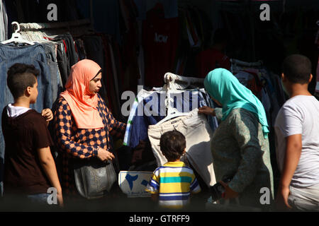 Le Caire, Égypte. 12Th Mar, 2016. Les clients choisissent les vêtements à un marché local au Caire, en Égypte, le 5 septembre 2016. Wekalet el-Balah, un marché local en Egypte Le Caire, la capitale est sans doute la destination préférée pour des millions de pauvres et de classe moyenne égyptiens qui cherchent des vêtements de seconde main. Cependant, le marché, qui permet d'attirer des gens de tous les coins du pays à cause de la prix bon marché, n'est plus un bon choix pour un certain nombre d'entre eux, depuis les récentes hausses de prix ont dépassé l'Afrique du Nord pays pauvre. Credit : Ahmed Gomaa/Xinhua/Alamy Live News Banque D'Images