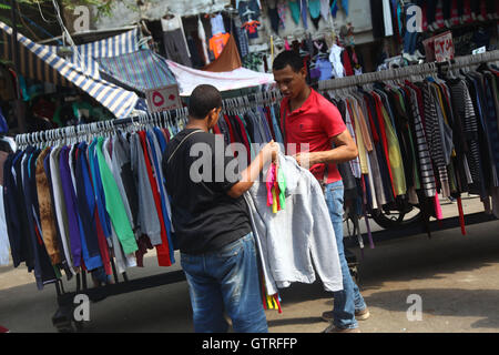 Le Caire, Égypte. 12Th Mar, 2016. Les clients choisissent les vêtements à un marché local au Caire, en Égypte, le 5 septembre 2016. Wekalet el-Balah, un marché local en Egypte Le Caire, la capitale est sans doute la destination préférée pour des millions de pauvres et de classe moyenne égyptiens qui cherchent des vêtements de seconde main. Cependant, le marché, qui permet d'attirer des gens de tous les coins du pays à cause de la prix bon marché, n'est plus un bon choix pour un certain nombre d'entre eux, depuis les récentes hausses de prix ont dépassé l'Afrique du Nord pays pauvre. Credit : Ahmed Gomaa/Xinhua/Alamy Live News Banque D'Images