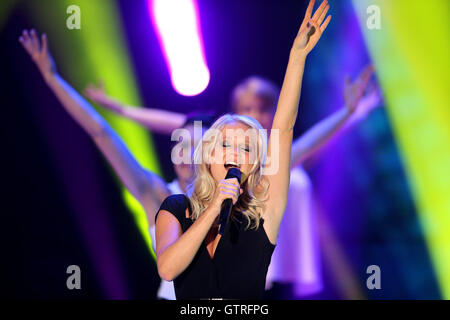 Zwickau, Allemagne. 30Th Jun 2016. La chanteuse suédoise Julia Lindholm chante les chansons d'ABBA en allemand pendant la répétition générale pour le TV show 'Stefanie Hertel - Meine Stars' (lit. "Mon étoile") à Zwickau, Allemagne, 7 septembre 2016. Le spectacle avec différents invités musicaux seront diffusés à la télévision MDR Le 10 septembre 2016. PHOTO : JAN WOITAS/dpa/Alamy Live News Banque D'Images