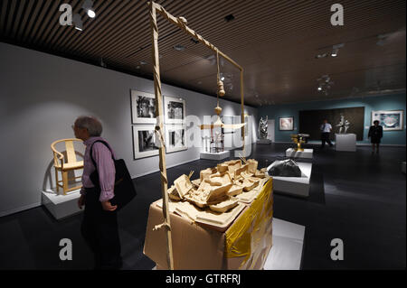 Beijing, Chine. 10 Sep, 2016. Les visiteurs voir les expositions du Musée d'art à l'Université Tsinghua à Beijing, capitale de Chine, le 10 septembre, 2016. Le musée d'art, inauguré le 24 avril, a été ouvert au public le samedi. Credit : Ju Huanzong/Xinhua/Alamy Live News Banque D'Images