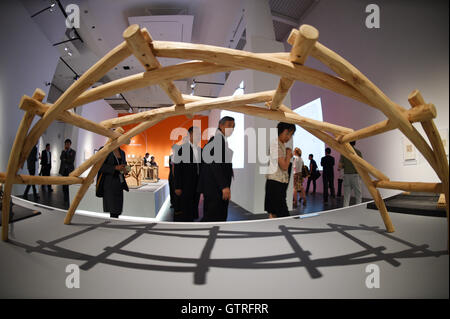 Beijing, Chine. 10 Sep, 2016. Les visiteurs voir les expositions du Musée d'art à l'Université Tsinghua à Beijing, capitale de Chine, le 10 septembre, 2016. Le musée d'art, inauguré le 24 avril, a été ouvert au public le samedi. Credit : Ju Huanzong/Xinhua/Alamy Live News Banque D'Images