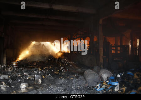 Tongi, près de Dhaka, Bangladesh. 10 Sep, 2016. L'incendie s'est propagé dans tout le bâtiment de l'usine d'Tampaco Foils Ltd après une chaudière explose et tue plus de 24 travailleurs à Tongi, près de Dhaka, Bangladesh. Credit : Suvra Kanti Das/ZUMA/Alamy Fil Live News Banque D'Images