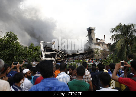 Tongi, près de Dhaka, Bangladesh. 10 Sep, 2016. Foule rassemblée près de l'usine brûlée à Tongi, près de Dhaka, Bangladesh. L'incendie s'est propagé dans tout le bâtiment de l'usine d'Tampaco Foils Ltd après une chaudière a explosé. Credit : Suvra Kanti Das/ZUMA/Alamy Fil Live News Banque D'Images