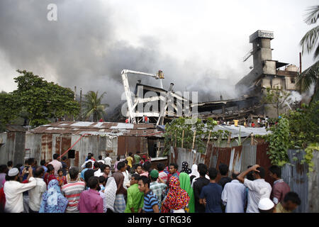 Tongi, près de Dhaka, Bangladesh. 10 Sep, 2016. Foule rassemblée près de l'usine brûlée à Tongi, près de Dhaka, Bangladesh. L'incendie s'est propagé dans tout le bâtiment de l'usine d'Tampaco Foils Ltd après une chaudière a explosé. Credit : Suvra Kanti Das/ZUMA/Alamy Fil Live News Banque D'Images