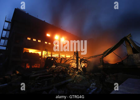 Tongi, près de Dhaka, Bangladesh. 10 Sep, 2016. L'incendie s'est propagé dans tout le bâtiment de l'usine d'Tampaco Foils Ltd après une chaudière explose et tue plus de 24 travailleurs à Tongi, près de Dhaka, Bangladesh. Credit : Suvra Kanti Das/ZUMA/Alamy Fil Live News Banque D'Images