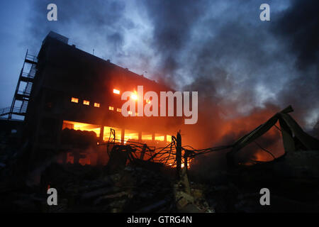 Tongi, près de Dhaka, Bangladesh. 10 Sep, 2016. L'incendie s'est propagé dans tout le bâtiment de l'usine d'Tampaco Foils Ltd après une chaudière explose et tue plus de 24 travailleurs à Tongi, près de Dhaka, Bangladesh. Credit : Suvra Kanti Das/ZUMA/Alamy Fil Live News Banque D'Images