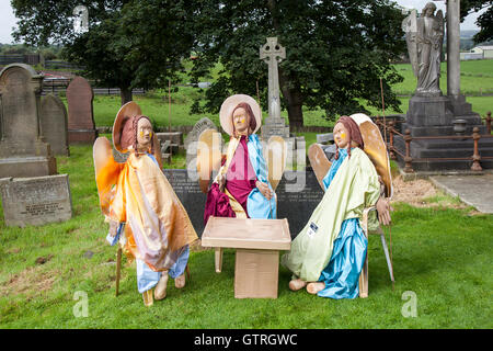 Altham, Lancashire, Royaume-Uni. 10 Septembre, 2016. Les "anges Altham Festival. Quarante personnes du village ont rendu la vie moyennes Angels à afficher pendant la semaine du festival, y compris les saints anges, les Hell's Angels ou et même "Fallen Angels" . Les visiteurs ont reçu un "Angel Trail" carte montrant l'emplacement de tous les anges dans le village et la carte comprend un bulletin de vote pour "Le plus drôle" et "ange le plus artistique Angel" et "l'ange le plus original". Les événements organisées par la communauté du village de lever des fonds pour les réparations de l'église. © MediaWorld Images/AlamyLiveNews Banque D'Images