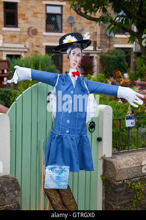 Altham, Lancashire, Royaume-Uni. 10 Septembre, 2016. Les "anges Altham Festival. Quarante personnes du village ont rendu la vie moyennes Angels à afficher pendant la semaine du festival, y compris les saints anges, les Hell's Angels ou et même "Fallen Angels" . Les visiteurs ont reçu un "Angel Trail" carte montrant l'emplacement de tous les anges dans le village et la carte comprend un bulletin de vote pour "Le plus drôle" et "ange le plus artistique Angel" et "l'ange le plus original". Les événements organisées par la communauté du village de lever des fonds pour les réparations de l'église. © MediaWorld Images/AlamyLiveNews Banque D'Images