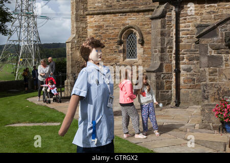 Altham, Lancashire, Royaume-Uni. 10 Septembre, 2016. Les "anges Altham Festival. Quarante personnes du village ont rendu la vie moyennes Angels à afficher pendant la semaine du festival, y compris les saints anges, les Hell's Angels ou et même "Fallen Angels" . Les visiteurs ont reçu un "Angel Trail" carte montrant l'emplacement de tous les anges dans le village et la carte comprend un bulletin de vote pour "Le plus drôle" et "ange le plus artistique Angel" et "l'ange le plus original". Les événements organisées par la communauté du village de lever des fonds pour les réparations de l'église. © MediaWorld Images/AlamyLiveNews Banque D'Images