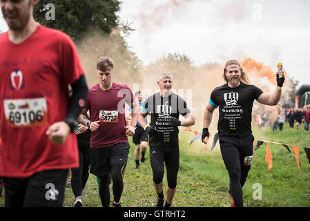 Cheshire, Royaume-Uni 10 septembre 2016. À l'aide de fusées éclairantes concurrent commence la dure Mudder défi, Tough Mudder North West 2016 10/09/2016 Credit : Gary Mather/Alamy Live News Banque D'Images