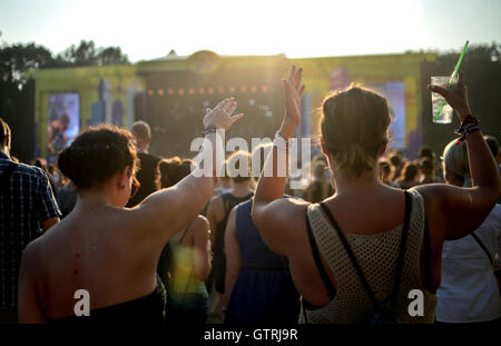 Berlin, Allemagne. 10 Sep, 2016. Célébrer les visiteurs au festival de musique Lollapalooza à Berlin, Allemagne, 10 septembre 2016. PHOTO : BRITTA PEDERSEN/dpa/Alamy Live News Banque D'Images