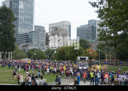 Boston, Massachusetts, USA. 10 Sep, 2016. Membres et alliés de 32BJ SEIU mars dans la commune de Boston à Boston, Massachusetts. 32BJ SEIU, un affilié de l'Union internationale des employés de Service, est le plus grand syndicat des travailleurs de services de propriété aux États-Unis l'union va renégocier un contrat pour plus tard ce mois-ci. Credit : Evan Sayles/ZUMA/Alamy Fil Live News Banque D'Images