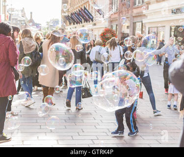 Glasgow, Écosse, Royaume-Uni - 10 septembre 2016 : UK - soleil et bulles dont jouissent les shoppers on Glasgow Buchanan Street Banque D'Images