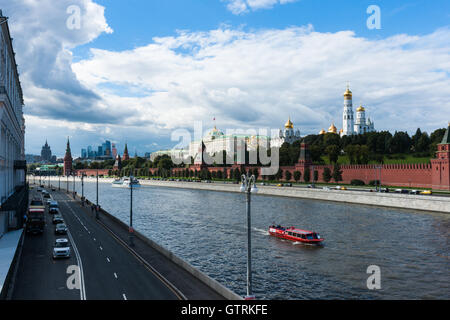 Moscou, Russie. Samedi, 10 Septembre, 2016. Festival annuel de deux jours la ville jour est en cours à Moscou, Russie. Les gens peuvent prendre un tour en bas de la rivière de Moscou, à bord du bateau de plaisance ou à pied le long du Kremlin rénové ou Sophia remblais. Le temps est chaud mais pas très ensoleillé. Crédit : Alex's Pictures/Alamy Live News Banque D'Images