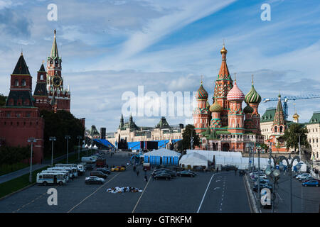 Moscou, Russie. Samedi, 10 Septembre, 2016. Festival annuel de deux jours la ville jour est en cours à Moscou, Russie. Les gens peuvent prendre un tour en bas de la rivière de Moscou, à bord du bateau de plaisance ou à pied le long du Kremlin rénové ou Sophia remblais. La place Rouge est toujours fermé pour les visiteurs en raison des préparatifs de la soirée de performances les musiques militaires. Il s'ouvrira dans quelques heures. Crédit : Alex's Pictures/Alamy Live News Banque D'Images