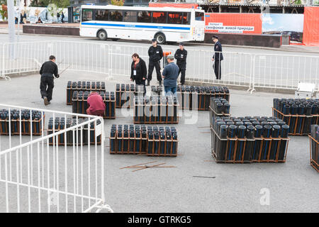 Moscou, Russie. Samedi, 10 Septembre, 2016. Festival annuel de deux jours la ville jour est en cours à Moscou, Russie. Cette année, Moscou célèbre le 869e anniversaire. D'inspection et de vérification d'artifice par le Kremlin. Crédit : Alex's Pictures/Alamy Live News Banque D'Images