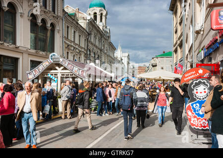 Moscou, Russie. Samedi, 10 Septembre, 2016. Festival annuel de deux jours la ville jour est en cours à Moscou, Russie. Cette année, Moscou célèbre le 869e anniversaire. Des personnes non identifiées sur la rue Nikolskaïa décorées. Crédit : Alex's Pictures/Alamy Live News Banque D'Images