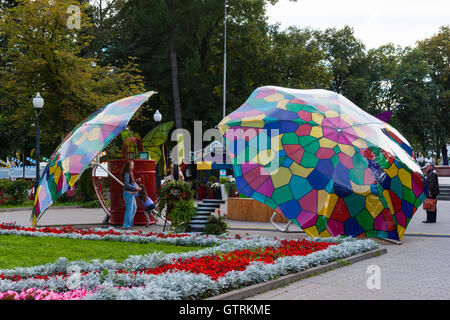 Moscou, Russie. Samedi, 10 Septembre, 2016. Festival annuel de deux jours la ville jour est en cours à Moscou, Russie. Cette année, Moscou célèbre le 869e anniversaire. Petit parc, décoré avec parapluie de l'installation. Crédit : Alex's Pictures/Alamy Live News Banque D'Images