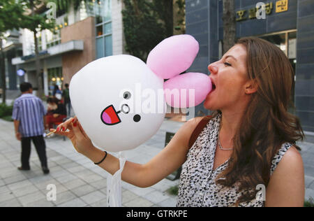 Séoul, Corée du Sud. Sep 11, 2016. Une femme mange de la barbe en forme de lapin. © Min Won-Ki/ZUMA/Alamy Fil Live News Banque D'Images