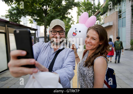 Séoul, Corée du Sud. Sep 11, 2016. Un homme et une femme prendre une barbe avec selfies en forme de lapin. © Min Won-Ki/ZUMA/Alamy Fil Live News Banque D'Images