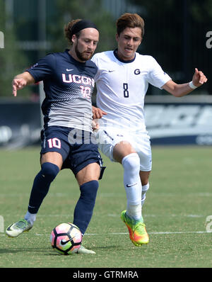 Williamsburg, VA, États-Unis d'Amérique. 10 Sep, 2016. 20160910 - Connecticut terrain SEBASTIAN BREMS (10) et le milieu de terrain de Georgetown CHRISTOPHER LEMA (8) vie de la balle dans la première moitié au champ Shaw à Washington. © Chuck Myers/ZUMA/Alamy Fil Live News Banque D'Images