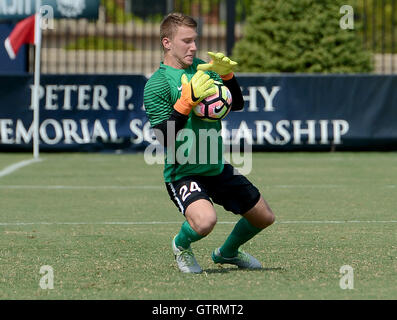 Williamsburg, VA, États-Unis d'Amérique. 10 Sep, 2016. 20160910 - Connecticut gardien SCOTT LEVENE (24) fait une sauvegarde contre Georgetown dans la première moitié au champ Shaw à Washington. © Chuck Myers/ZUMA/Alamy Fil Live News Banque D'Images