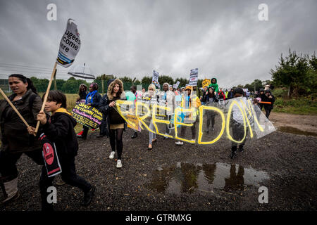 Bedfordshire, Royaume-Uni. 10 Septembre, 2016. Arrêter l'immigration de Yarl's Wood Centre de Détention de dépose de protestation de masse Crédit : Guy Josse/Alamy Live News Banque D'Images