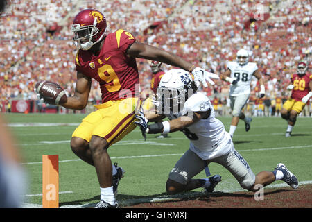 Los Angeles, CA, US, USA. 10 Sep, 2016. 10 septembre 2016 : USC Trojans arrière défensif Iman Marshall (8) obtient juste le coin de la zone des buts pour un touché malgré une tentative poussée par l'Utah State Aggies Wesley Bailey évoluait dans le jeu entre la Utah State Aggies et l'USC Trojans, le Coliseum de Los Angeles, CA. Peter Renner and Co/ Zuma Fils © Peter Renner and Co/ZUMA/Alamy Fil Live News Banque D'Images