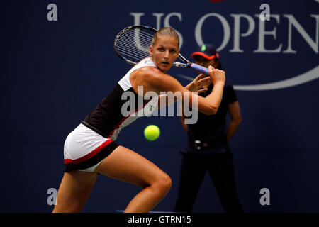 New York, USA. 10 Septembre, 2016. Karolina Pliskova de la République tchèque en action contre Angelique Kerber de l'Allemagne lors de la finale de la United States Open Tennis Championships à Flushing Meadows, New York le samedi 10 septembre. Kerber remporte le match et son premier titre US Open en trois sets Crédit : Adam Stoltman/Alamy Live News Banque D'Images