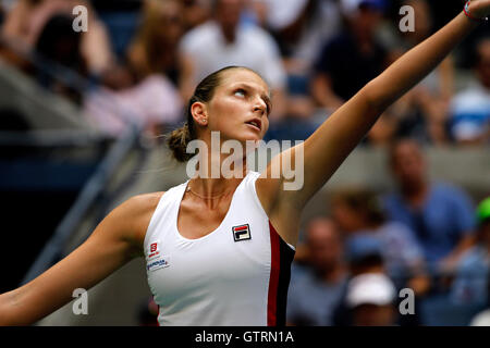 New York, USA. 10 Septembre, 2016. Karolina Pliskova de la République tchèque servant d'Angelique Kerber de l'Allemagne lors de la finale de la United States Open Tennis Championships à Flushing Meadows, New York le samedi 10 septembre. Kerber remporte le match et son premier titre US Open en trois sets Crédit : Adam Stoltman/Alamy Live News Banque D'Images