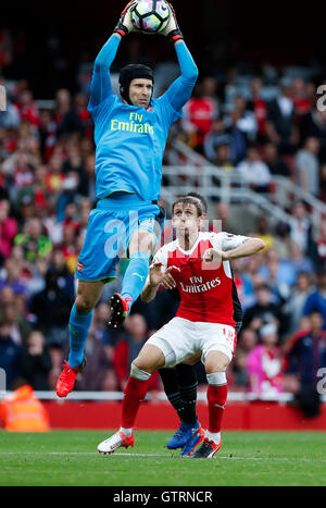 Londres, Premier League match entre Arsenal et de Southampton à l'Emirates Stadium à Londres. 10 Sep, 2016. Petr Cech (L), gardien de but, Arsenal enregistre le ballon au cours de la Premier League 2016/2017 match entre Arsenal et de Southampton à l'Emirates Stadium à Londres, Angleterre le 10 septembre 2016. Arsenal a gagné 2-1. © Han Yan/Xinhua/Alamy Live News Banque D'Images