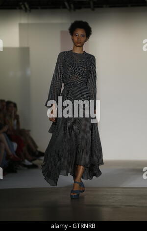 New York, USA le 10 septembre 2016. Au cours de la marche des modèles Jill Stuart montrer lors de la Fashion Week de New York à New York City, USA. Crédit : Michael ip/Alamy Live News Banque D'Images