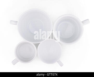 Vue de dessus les tasses de café en céramique blanc isolé sur fond blanc Banque D'Images