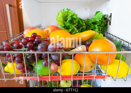 Les fruits et légumes dans le meuble de cuisine Banque D'Images