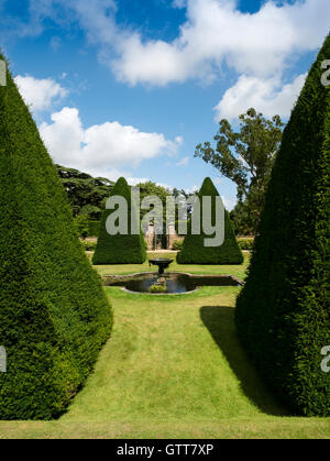 La grande cour jardin, Athelhampton House, Dorchester, Dorset, Angleterre, Royaume-Uni. Banque D'Images