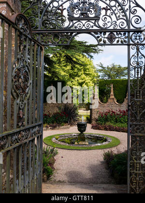 Le jardin, Athelhampton House, Dorchester, Dorset, Angleterre, Royaume-Uni. Banque D'Images