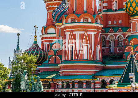 La cathédrale Saint-Basile sur la Place Rouge de Moscou, Russie, le monument de minine et Pojarski en face de l'église Banque D'Images