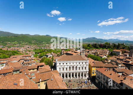 Vue de la ville de 'Bergamo', vieille place et 'Angelo Mai' bibliothèque. Ville médiévale italienne. Panorama de l'Italie Banque D'Images