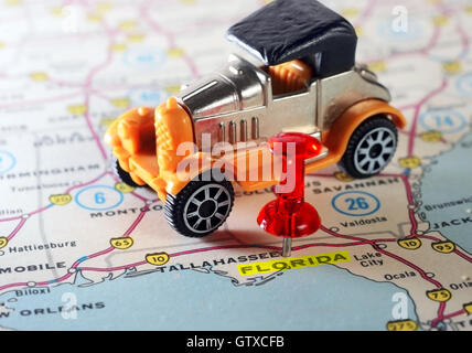 Close up of Florida USA map avec broche rouge voiture rétro et toy - Travel concept Banque D'Images