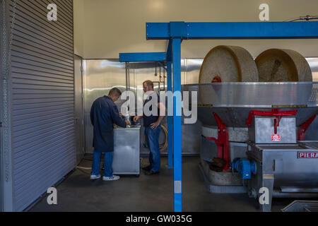 Les travailleurs de l'usine d'olive, huile d'olive, tasing pierre Pieralisi grinder, Moulin d'Olive bassin rond, Rutherford, Napa Valley, Californie Banque D'Images