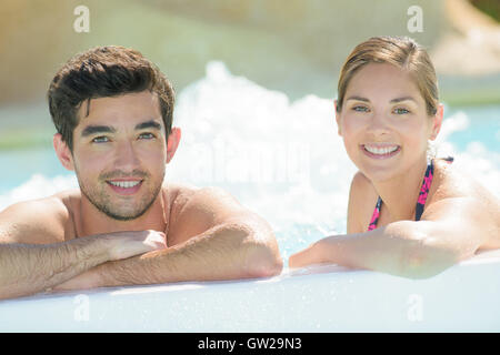 Couple dans un jacuzzi Banque D'Images