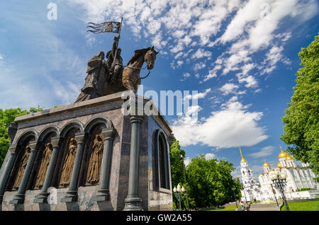 Monument du Prince Vladimir contre la cathédrale de l'assomption ou cathédrale de la Dormition à Vladimir, Russie. Anneau d'or. Banque D'Images